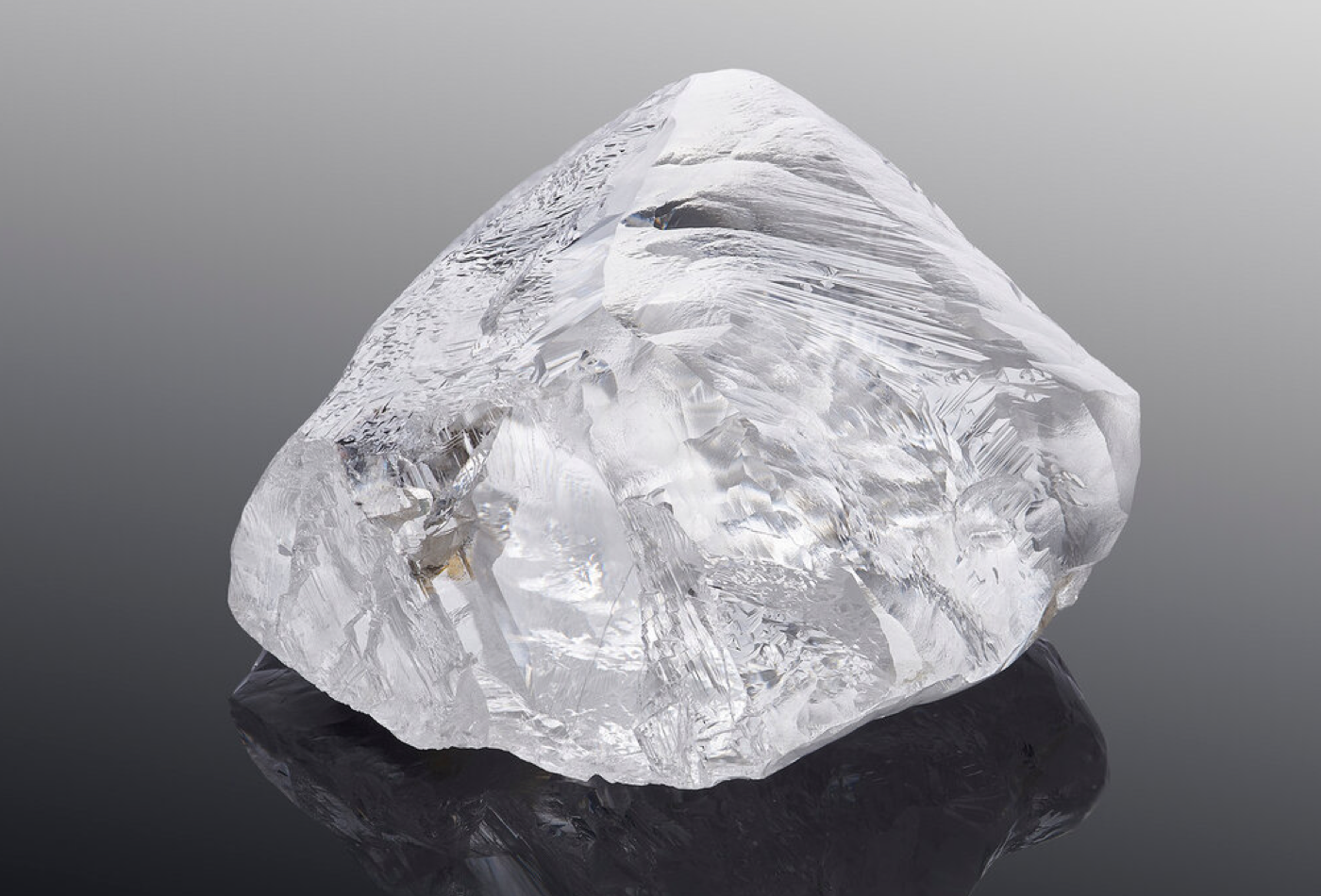 Алмазы разделяют на ювелирные и технические.